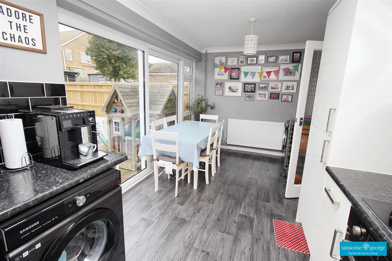 3 bed property in Robin Way, Reading